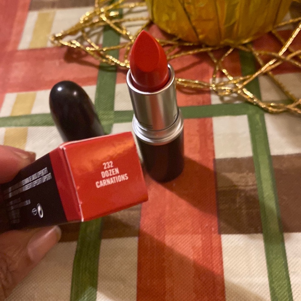 NWT MAC cremesheen lipstick Dozen Carnations 232 - Picture 3 of 3